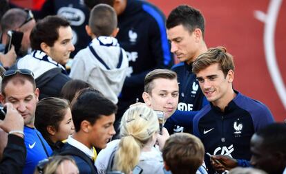 Antoine Griezmann posa junto a un aficioando durante un entrenamiento con la selección gala en Clairefontaine.