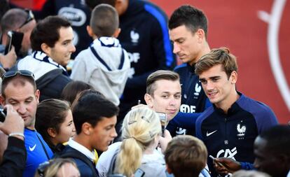 Antoine Griezmann posa junto a un aficioando durante un entrenamiento con la selecci&oacute;n gala en Clairefontaine.