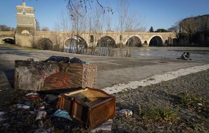 Los laterales del r&iacute;o T&iacute;ber en Roma acumulan basura desde hace meses.