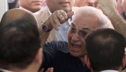 Ahmed Shafiq llega a su colegio electoral en El Cairo.