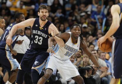 Marc Gasol, de los Grizzlies, pelea por la posición con Faried, de los Nuggets.