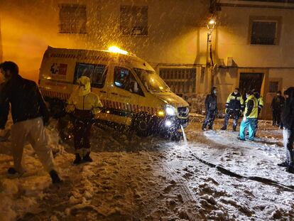 Llegada de una ambulancia el 8 de enero de 2021 al centro de salud de Villarejo de Salvanés (Madrid).