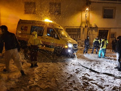 Llegada de una ambulancia el 8 de enero de 2021 al centro de salud de Villarejo de Salvanés (Madrid).