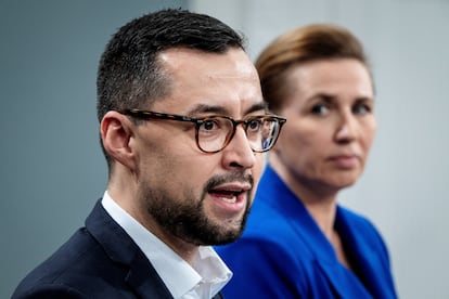 El primer ministro de Groenlandia, Mute Bourup Egede, junto a la jefa de gobierno danesa, Mette Frederiksen, en rueda de prensa en Copenhague, el pasado viernes.