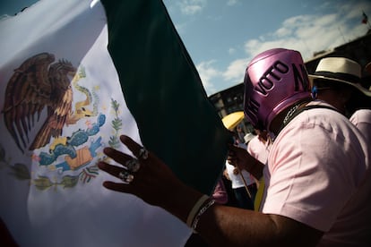 La manifestación de este domingo ha llevado el apelativo “Mi voto no se toca”, una frase que en repetidas ocasiones fue coreada al unísono por los miles de asistentes. En la imagen,  un manifestante porta una máscara de luchador con la frase. 