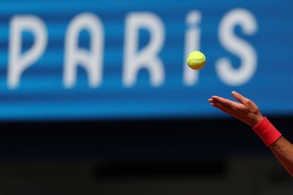 El tenista serbio Novak Djokovic realiza un saque ante el español Rafa Nadal durante el partido celebrado en el marco de los Juegos Olímpicos de París, este lunes.
