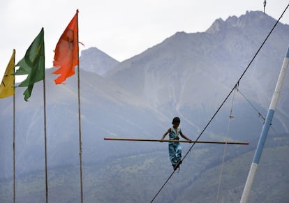 Un niño camina sobre la cuerda floja durante el segundo día de los World Nomad Games en el lago Issyk Kul de Cholpon-Ata (Kirguistán).