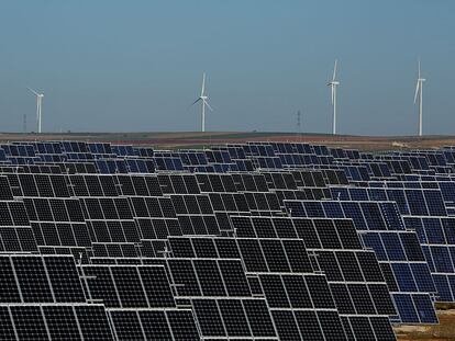 Paneles fotovoltaicos en la planta solar El Bonillo de Abaste en El Bonillo, provincia de Albacete, España.