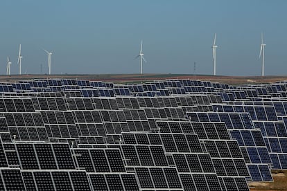 Paneles fotovoltaicos en la planta solar El Bonillo de Abaste en El Bonillo, provincia de Albacete, España.