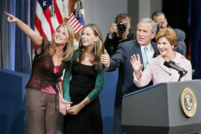 Bush, rodeado de su familia, a la que ha dedicado el primero de sus agradecimientos, se despide del público congregado en el edificio Ronald Reagan de Washington.