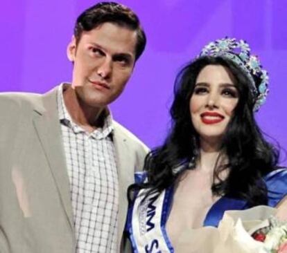 Hugo Rubén Castellanos junto con la ganadora de Miss Sinaloa.