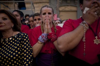 Una penitente durante la procesión de Nuestro Padre Jesús de la Salud y María Santísima de las Angustias, más conocida como Los Gitanos, en Granada, el 1 de abril de 2015.