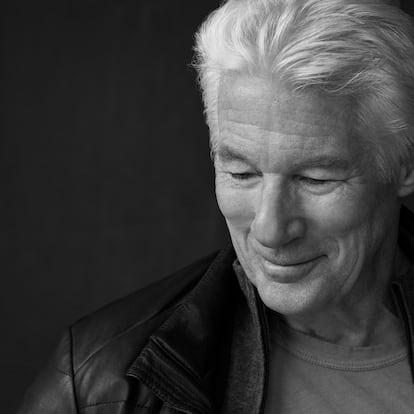 04/2025 Entrevista con Richard Gere en su casa de Madrid.. Posa con su mujer Alejandra Silva. ©Miguel Reveriego    ----PIEDEFOTO----     Richard Gere, en su casa de Madrid. 