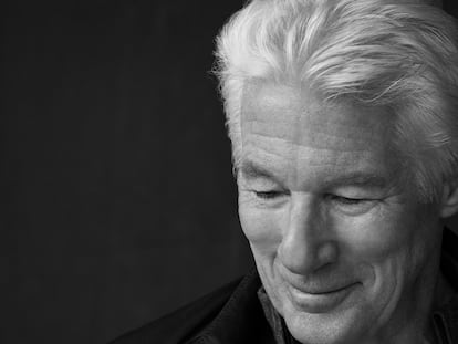 04/2025 Entrevista con Richard Gere en su casa de Madrid.. Posa con su mujer Alejandra Silva. ©Miguel Reveriego ----PIEDEFOTO---- Richard Gere, en su casa de Madrid.