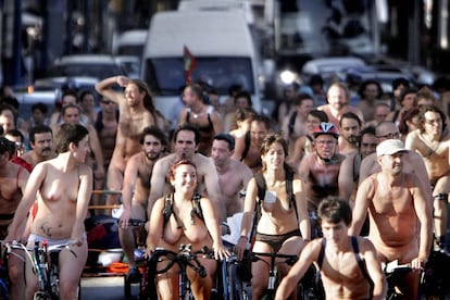 Participants en una marxa ciclonudista que es va celebrar l'any 2006 a Barcelona en el marc dels actes del 25è aniversari dels Amics de la Bicicleta.