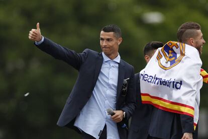 Cristiano Ronaldo levanta el pulgar delante de la afición reunida en Cibeles.