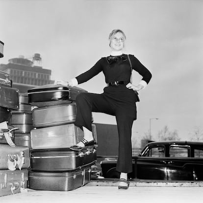 Helen Mirren con sus pilas de maletas en el aeropuerto de Londres en 1969, antes de decidir viajar sin equipaje.