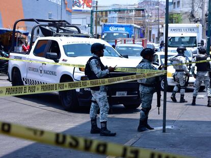 Elementos de la Guardia Nacional aseguran la zona donde un hombre fue asesinado en Acapulgo (Guerrero), el 14 de mayo.