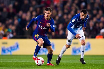Javi Fuego ante Coutinho en el último derbi ante el Barcelona.