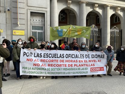 Concentración de profesores, alumnos y CC OO frente a la Consejería de Educación