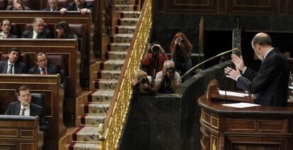 Rubalcaba se dirige desde la tribuna a Rajoy, sentado en su escaño.