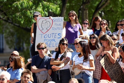 Manifestación feminista en París en apoyo a Gisèle Pelicot y a todas las víctimas de violación. Una mujer lleva una pancarta que reza “Gisèle por todas, todas por Gisèle”.