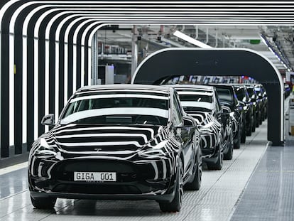 Varios vehículos eléctricos Model Y ruedan durante la inauguración de la fábrica de Tesla en Berlín, en marzo.
