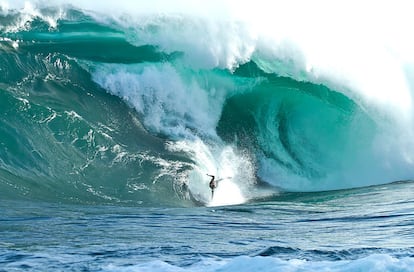 El australiano James McKeen cae de su tabla de surf al tratar de remontar una ola de 8 metros en Shipstern Bluff, en Tasmania. Según medios locales, los surfistas acometieron algunas de las mayores olas en diez años en esta zona, anteriormente conocida como Punta del Diablo.