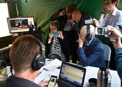 El líder del Partido Laborista británico, Jeremy Corbyn, observa las declaraciones del Primer Ministro británico, David Cameron, durante su rueda de prensa en Downing Street durante el anuncio de su dimisión.