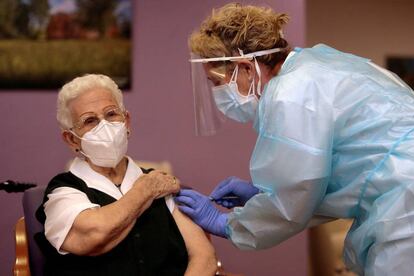 Araceli, de 96 años, residente en el centro de mayores Los Olmos de Guadalajara tras recibir la primera dosis de la vacuna en España.