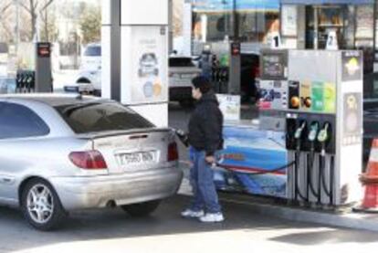 Un usuario repostando en una gasolinera en Madrid.