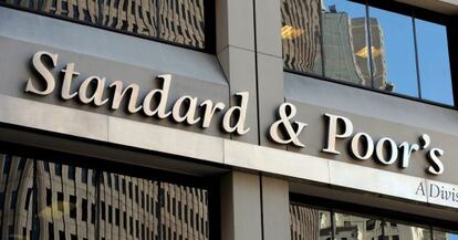 La fachada de la agencia de calificación Standard & Poor's en Nueva York.
