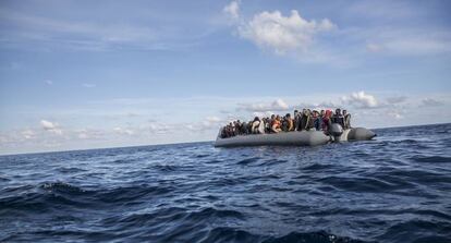 Una patera de migrantes es rescatada el 21 de diciembre de 2018 por la ONG española Proactiva Open Armas.