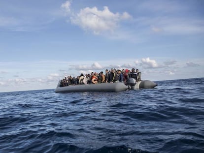Una patera de migrantes es rescatada el 21 de diciembre de 2018 por la ONG española Proactiva Open Armas. 