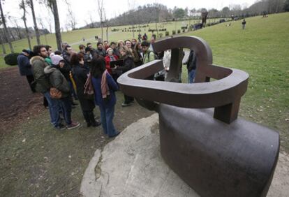 Un grupo de visitantes en Chillida-Leku, en víspera del cierre del museo hace ahora casi un año.