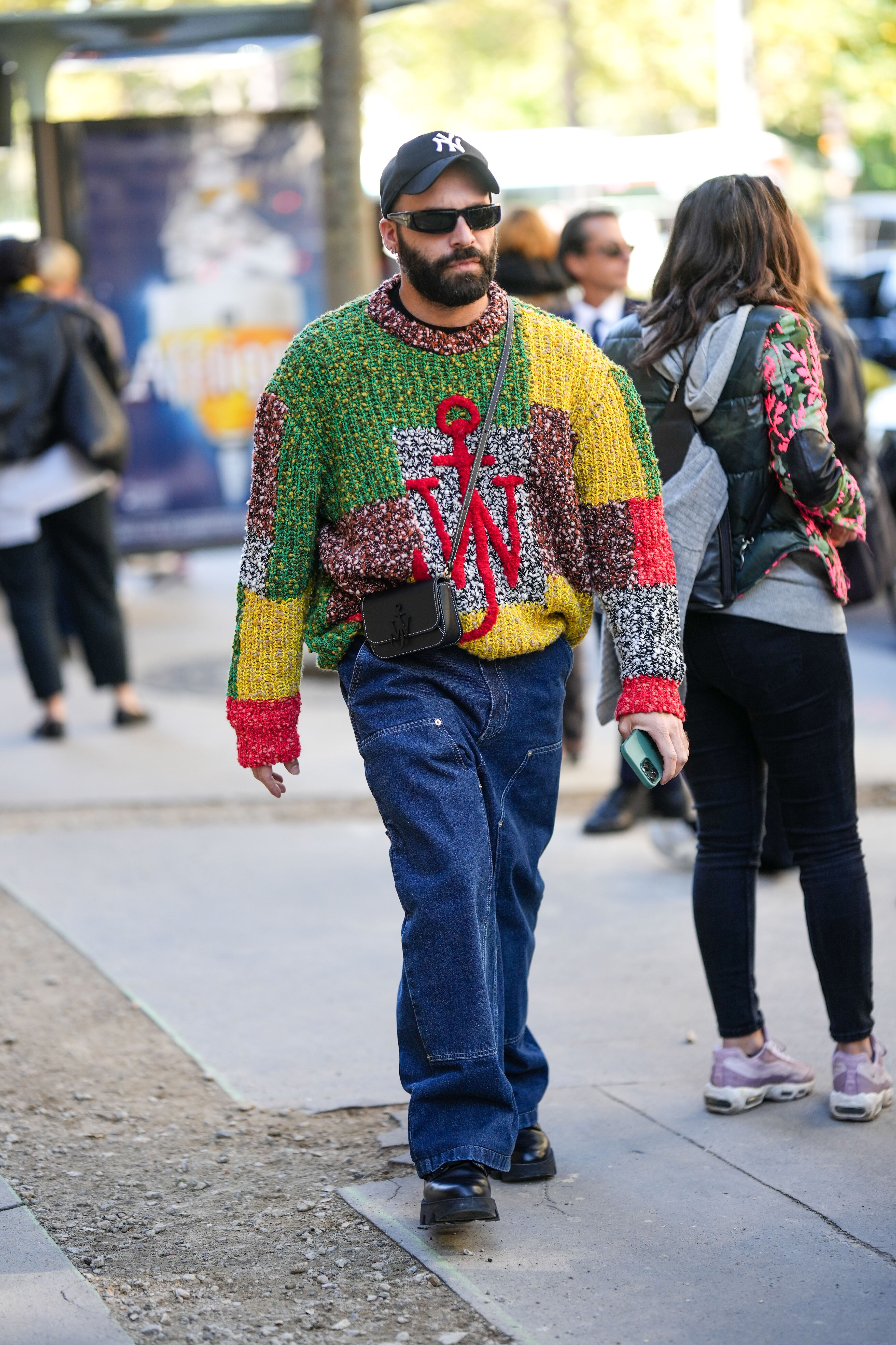 Un invitado a la semana de la moda de París en otoño de 2022 viste un jersey estilo 'patchwork' de JW Anderson.