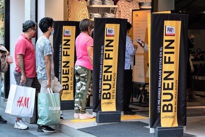 Personas hacen fila para ingresar a la tienda durante el 'Buen Fin'