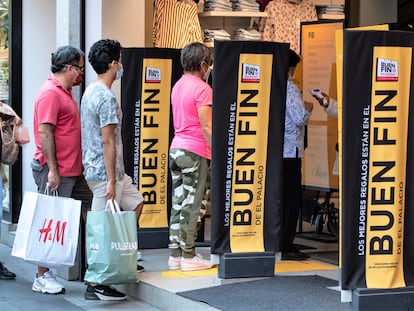 Personas hacen fila para ingresar a la tienda durante el 'Buen Fin' el 14 de noviembre de 2020 en la Ciudad de México.