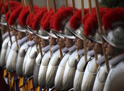 La guardia suiza se mantiene en guardia durante la ceremonia de juramento en el Vaticano.