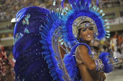 Una bailarina de la escuela Grande Rio.