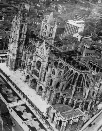 Vista aérea de la Catedral de León, después del incendio ocurrido en mayo de 1966, con las cubiertas quemadas.