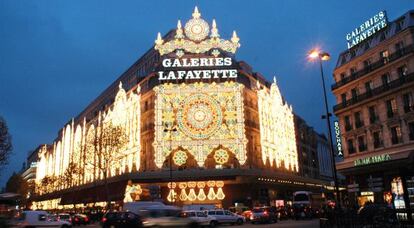 Galerías Lafayette iluminadas en Navidad.