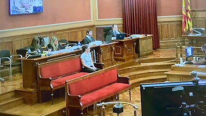 La falsa opositora a mossos acusada de matar a su pareja en Ripollet (Barcelona) en 2023 durante la primera sesión del juicio con jurado en la Audiencia de Barcelona.