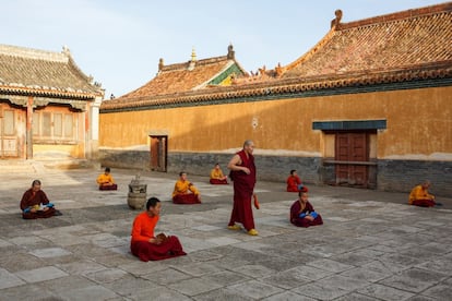 Said Lobsang Rabten supervisiona uma sessão de oração vespertina no mosteiro de Amarbayasgalant, em Baruunburen (Mongólia).