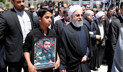 El presidente de Irán, Hasan Rohaní, camina el pasado viernes junto a los familiares de una de las víctimas del doble atentado de Teherán durante los funerales.
