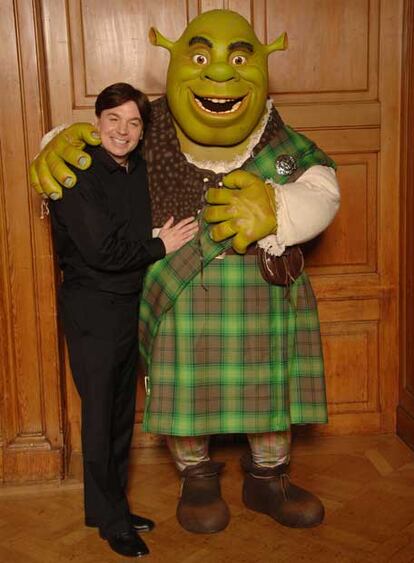 Shrek, con falda escocesa, junto a Mike Myers, el actor que le pone voz en inglés.