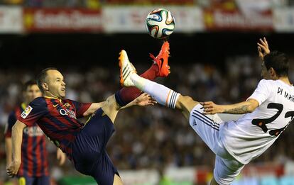 Di María e Iniesta durante el encuentro.