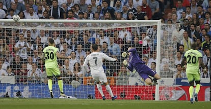 Un tiro de Gareth Bale marca el primer gol del Real Madrid sobre el portero del Manchester City Joe Hart.