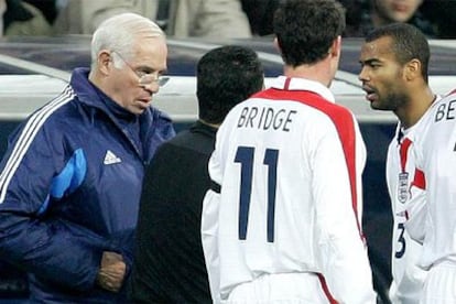 Luis Aragonés y Cole se encaran durante el España-Inglaterra ante Bridge y Beckham.
