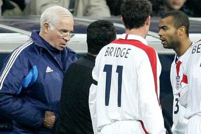 Luis Aragonés y Cole se encaran durante el España-Inglaterra ante Bridge y Beckham.